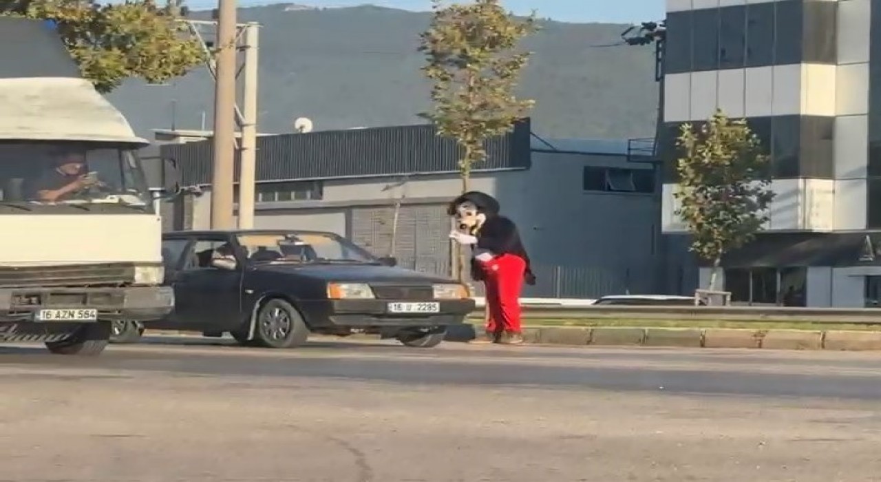 Mendil satıcısı Miki Fare büyük ilgi gördü