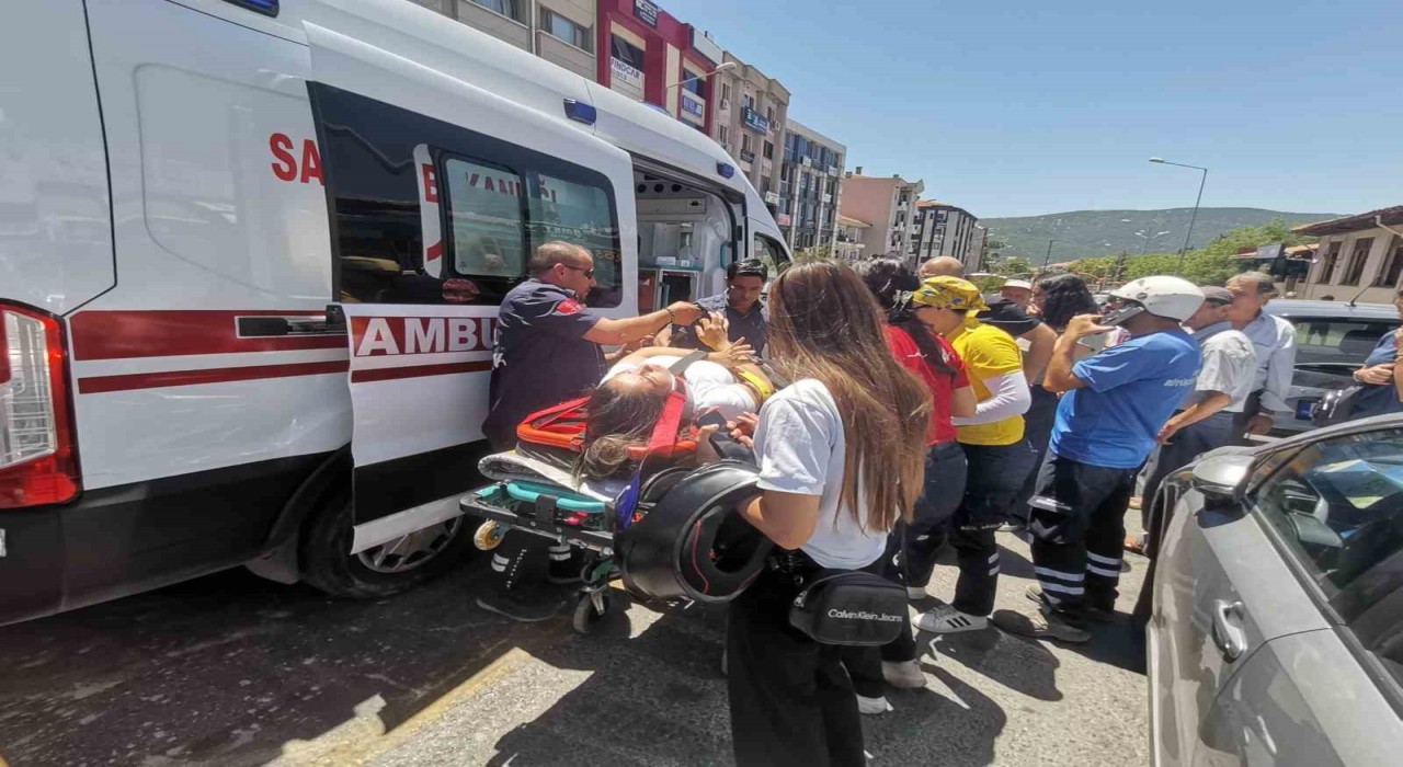 Menteşede otomobil motosikletliye çarptı: 1 yaralı