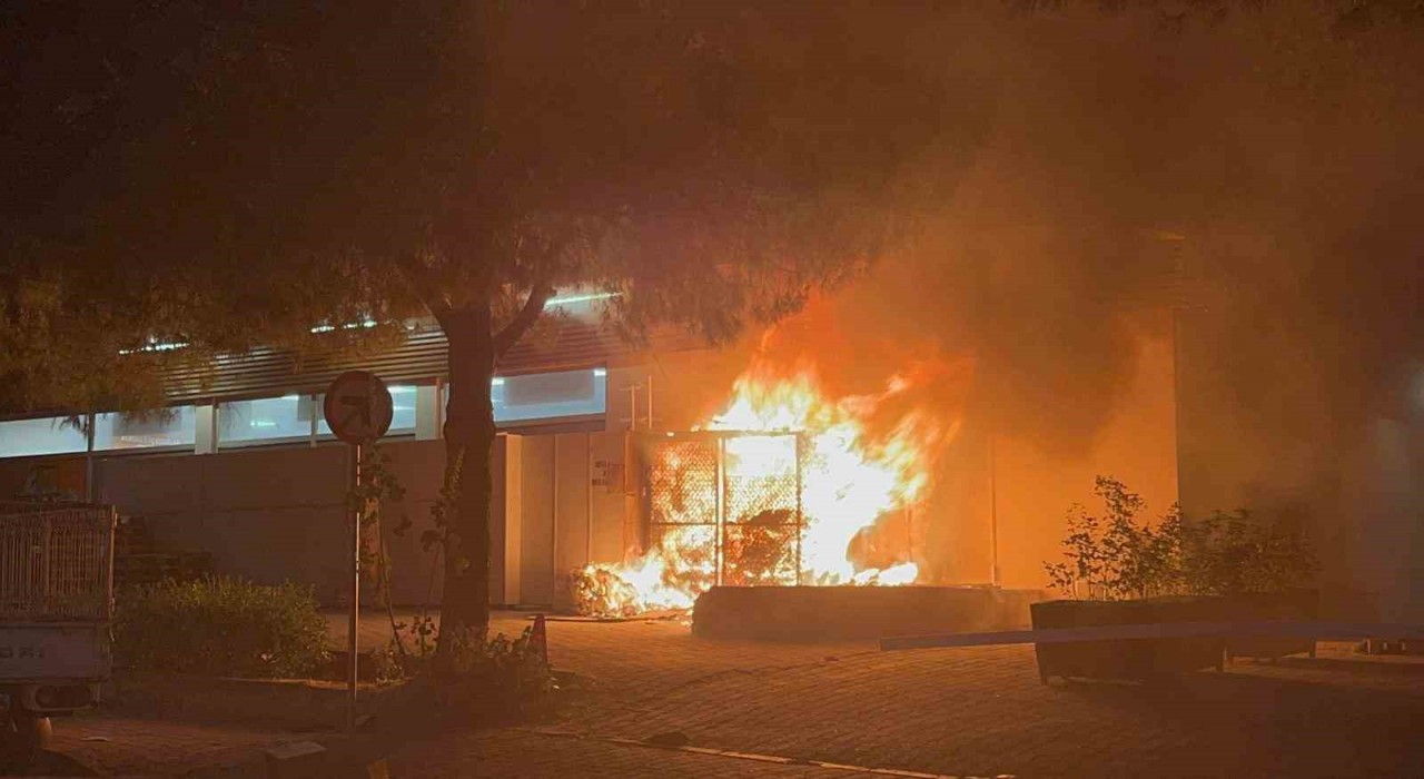 Menteşede yangın paniği: Çöp kutusu alev aldı