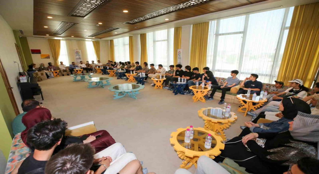 Meramda yaz, Gençlik Meclisiyle hem eğitici hem eğlenceli geçiyor