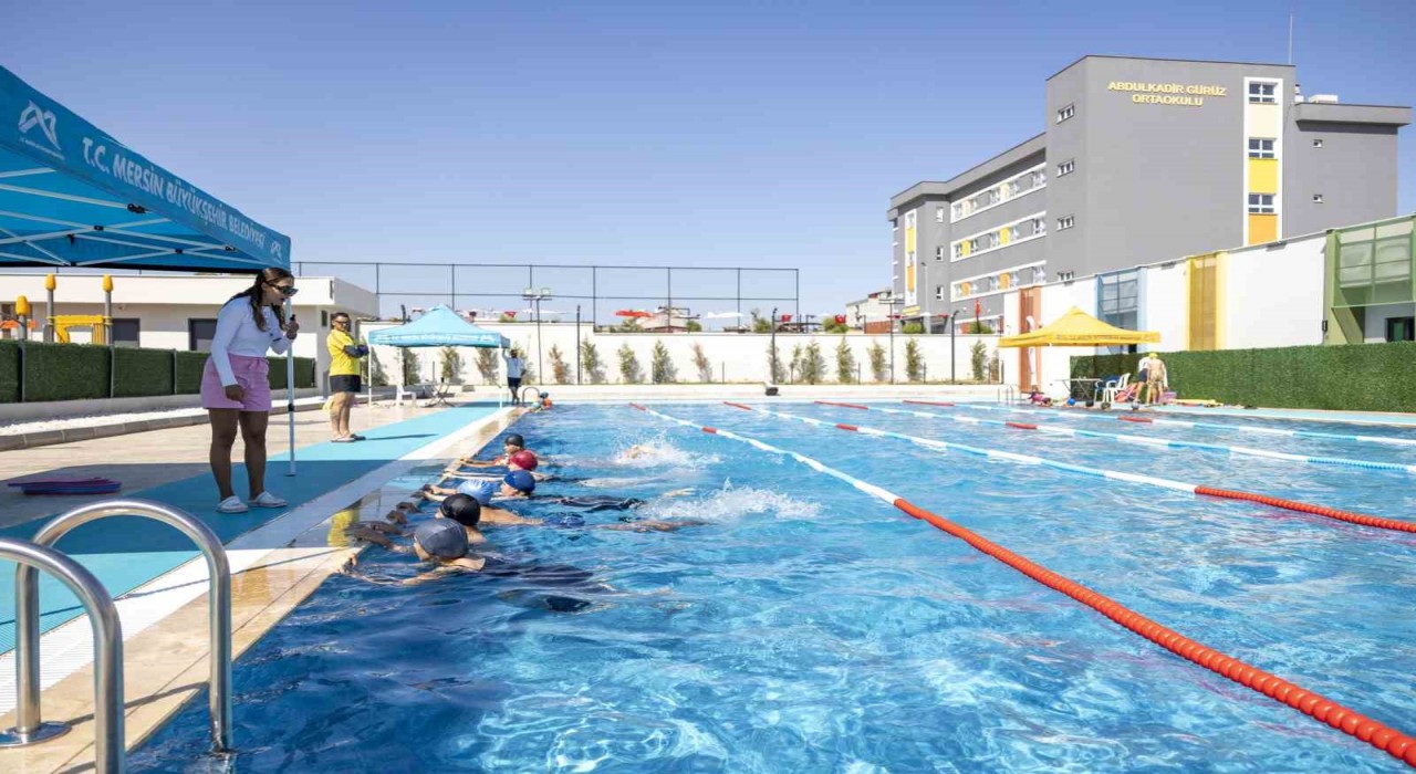 Mersinde 7den 70e herkes eğlenerek yüzme öğreniyor