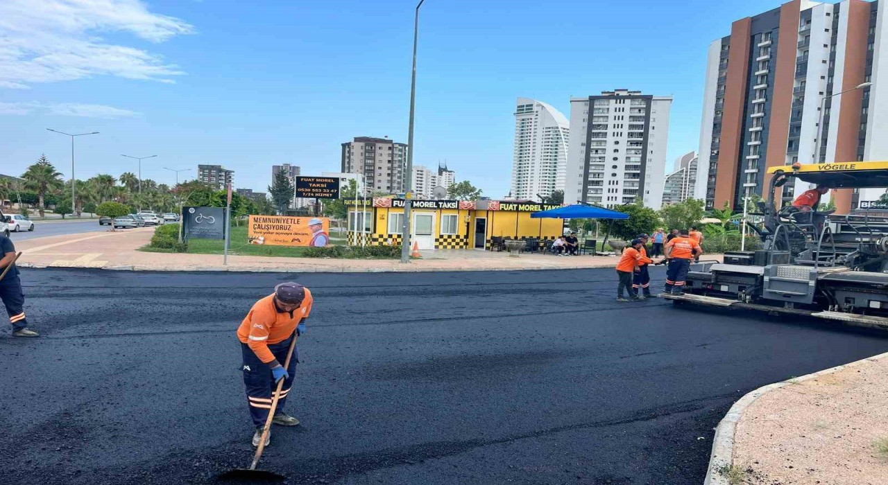 Mersinde bozuk yollar tek tek yenileniyor