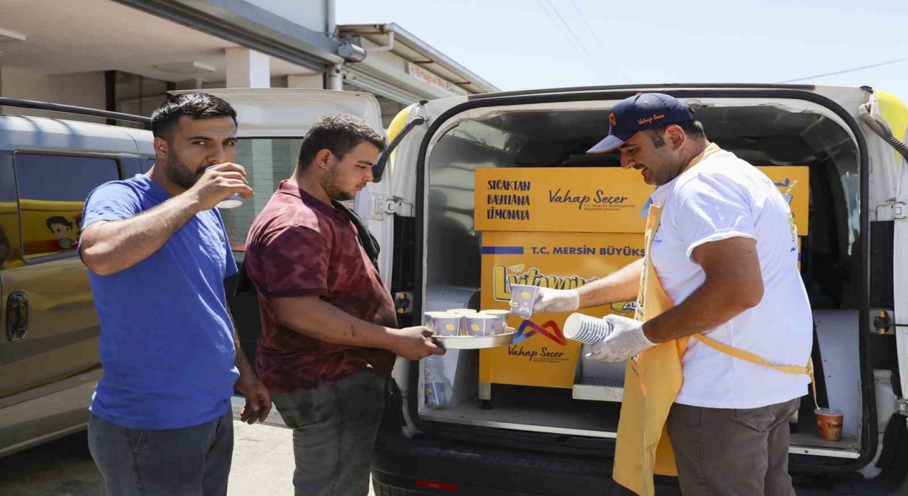 Mersinde emekçilere 120 bin bardak limonata dağıtıldı