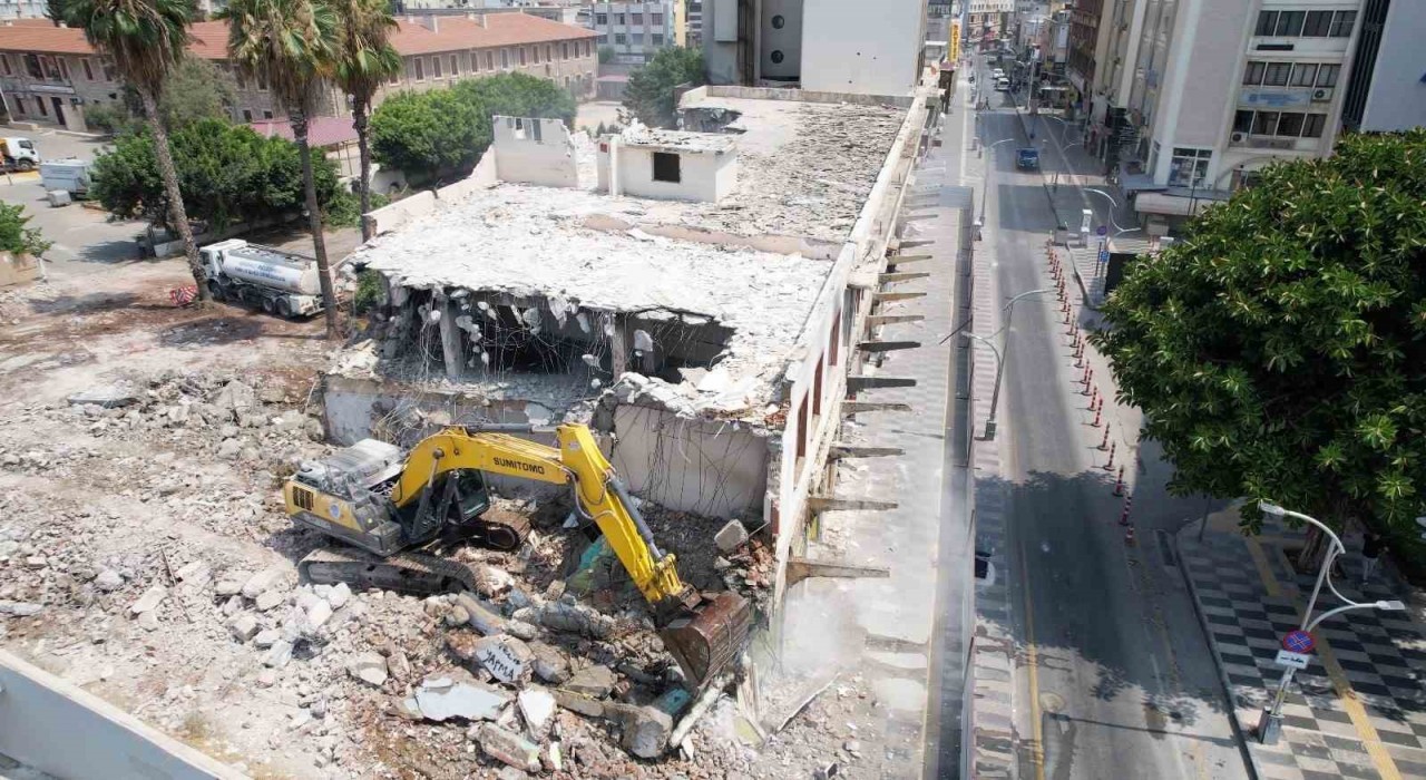 Mersinde eski öğretmenevinin yıkımı gerçekleştirildi