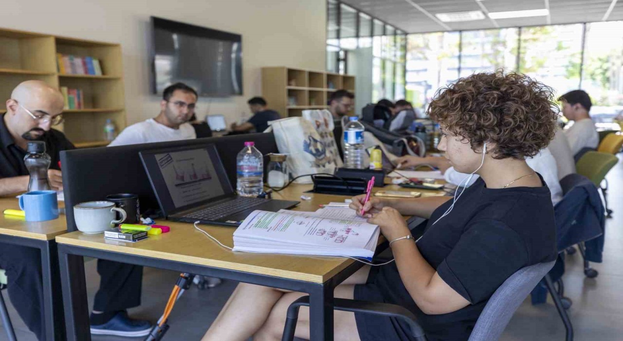 Mersinde okuma salonları yaz boyunca hizmette