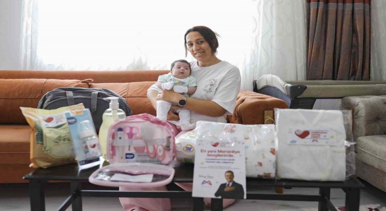 Mersinde yeni doğan bebeklere ilk hediye belediyeden