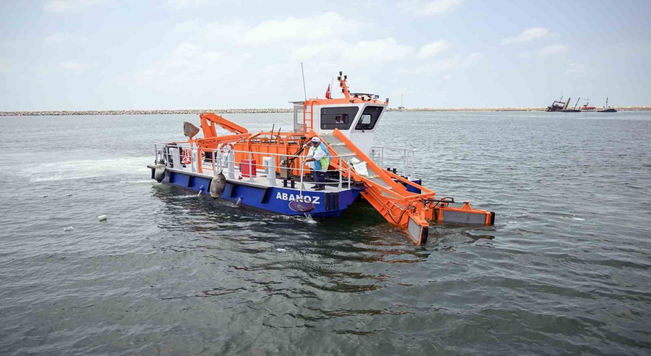 Mersinin denizi atıklardan arındırılıyor