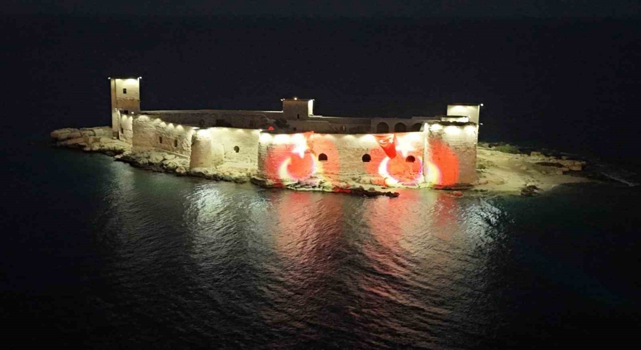 Mersinin simgesi Kızkalesi Ay Yıldızla aydınlandı