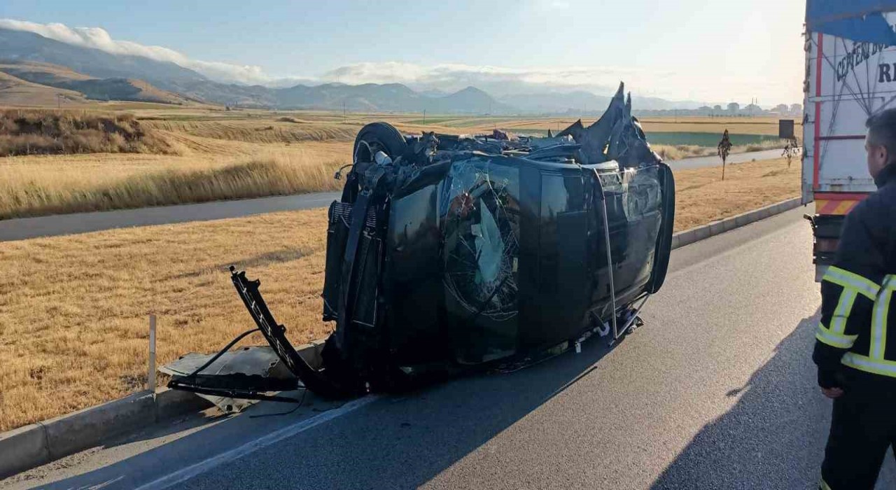 Merzifonda traktör ve araç çarpıştı: 1 ölü, 4 yaralı