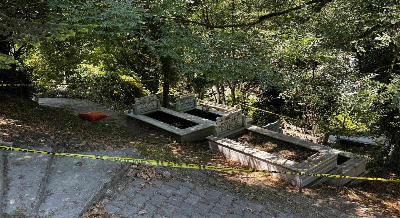 Mezarda bal mumundan yapılmış bebek ve bebeğe sarılı muska bulundu