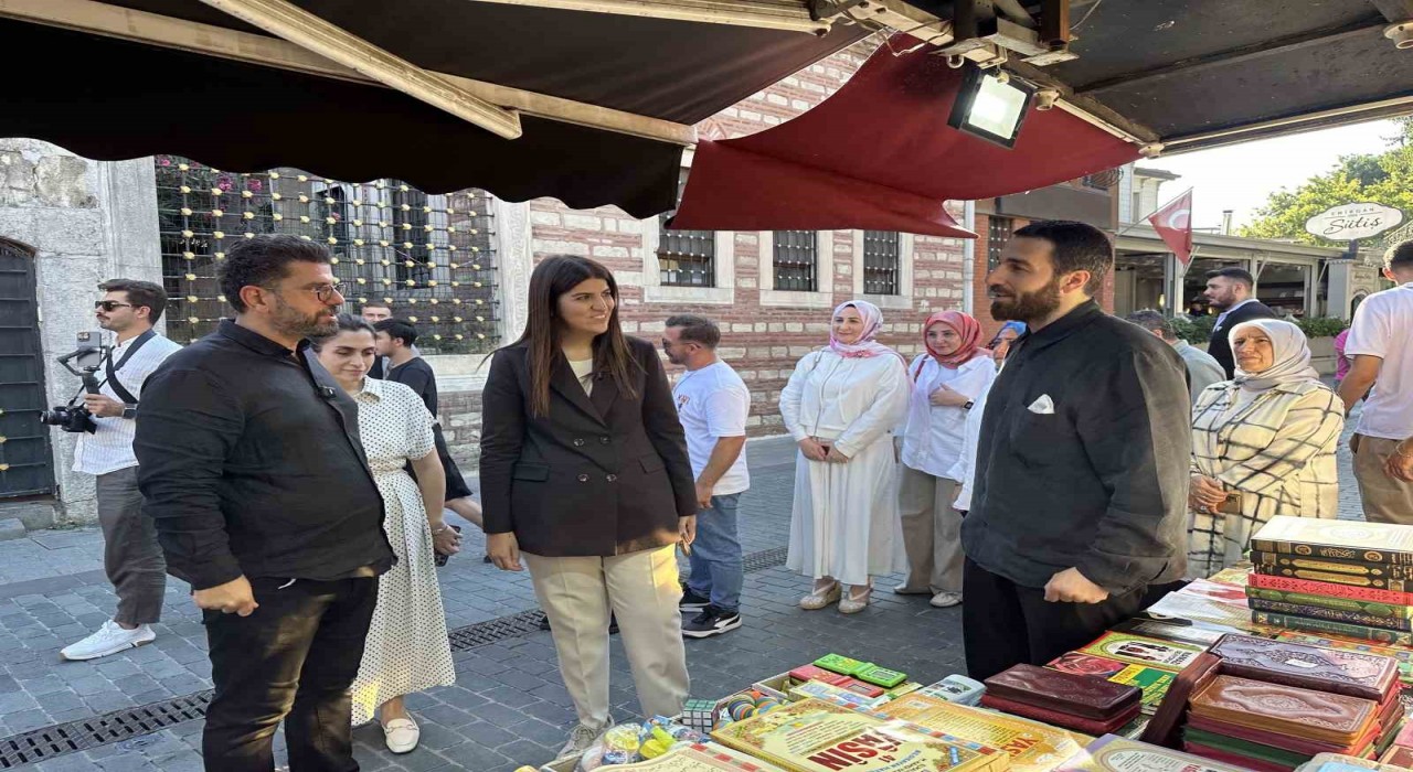 Milletvekili Ayaydın, Eyüpsultanda aşure dağıttı: Paylaştıkça birliğimiz güçleniyor