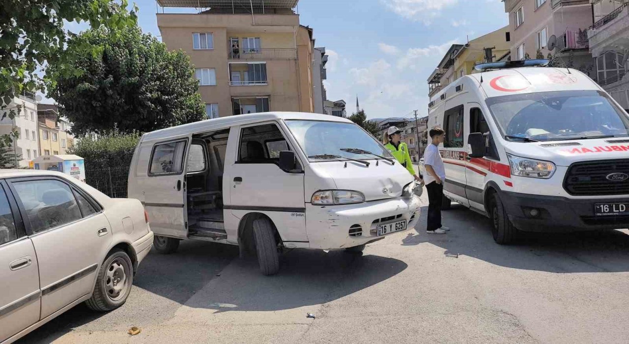 Minibüs ile motosiklet çarpıştı: 2 yaralı