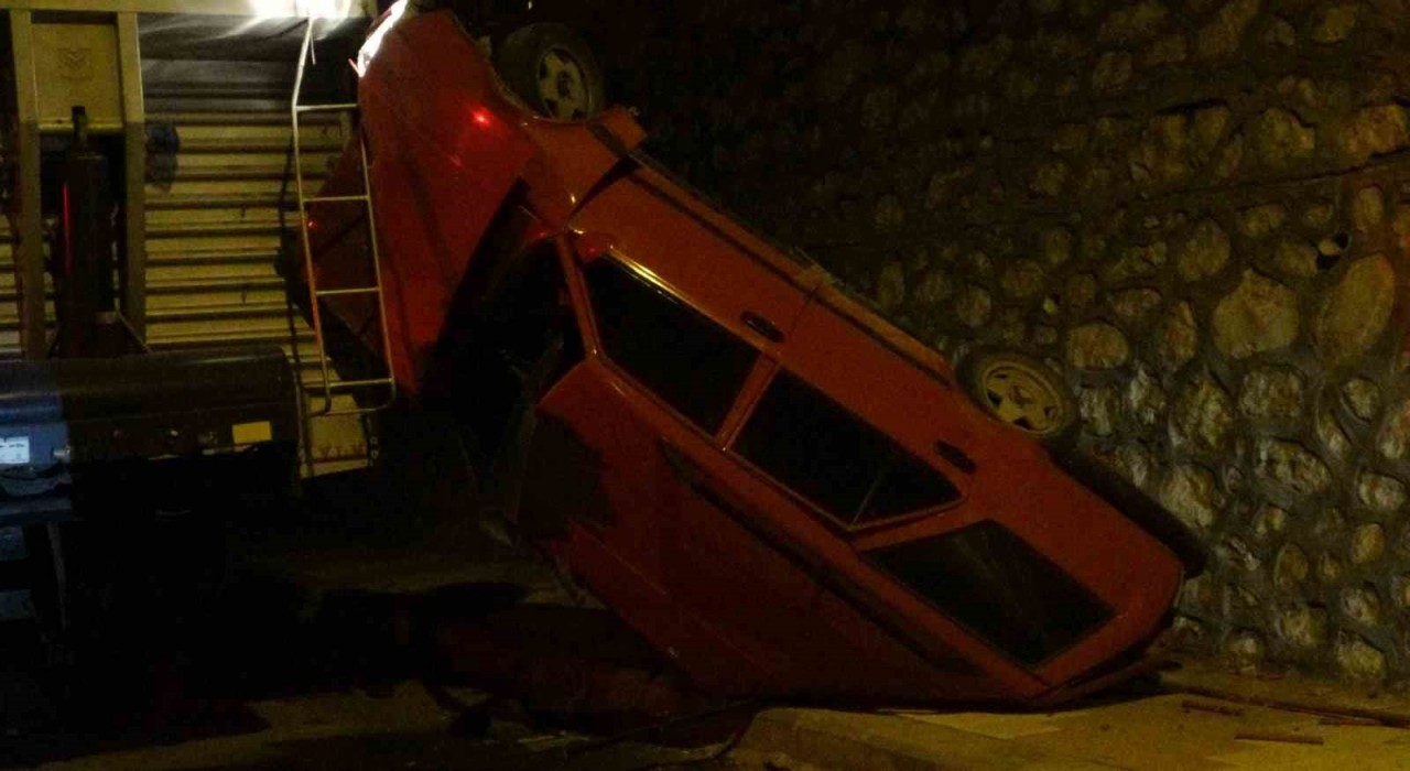 Minibüsle çarpışan araç 5 metre yükseklikten aşağı uçtu: 1 yaralı