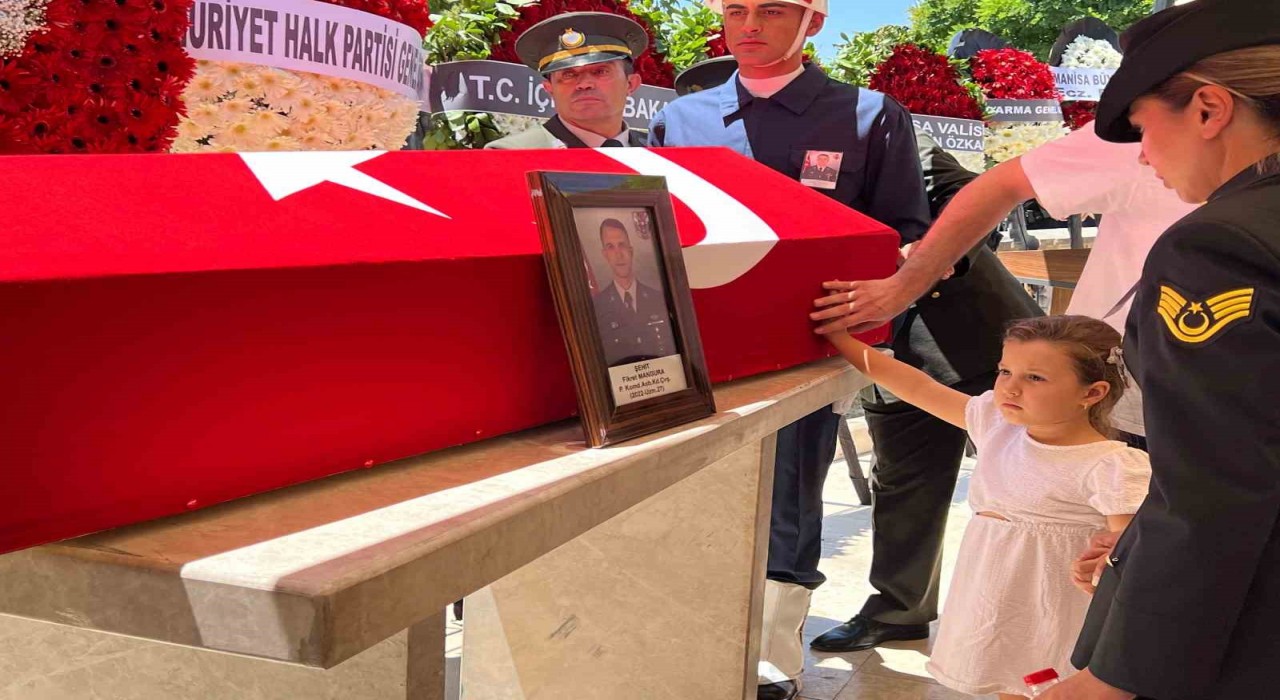 Minik Denizden şehit babasına son bakış