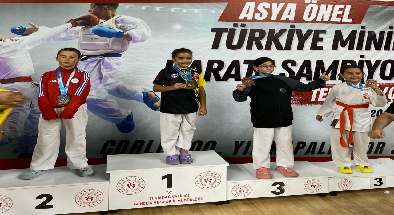 Minikler karate madalya ile döndü