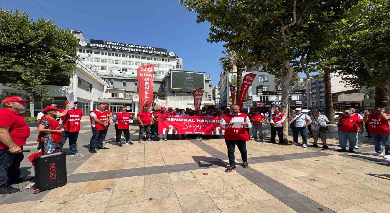 Mobbing mağduru işçiler Denizli Büyükşehir Belediyesinin kapısına dayandı