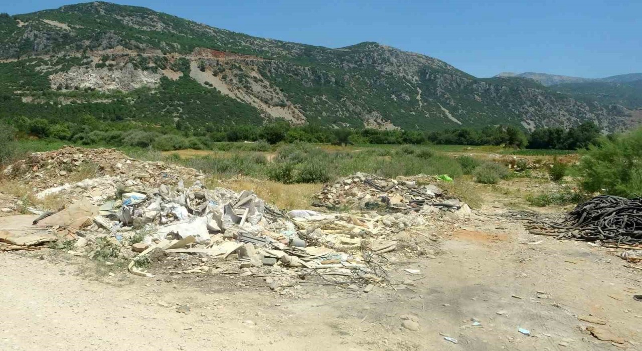 Moloz yığınları Karabağlar Yaylasını tehdit ediyor