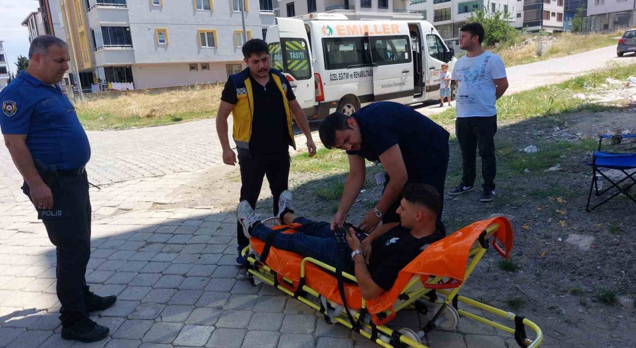 Motosiklet ile hasta servis minibüsü çarpıştı: 1 yaralı