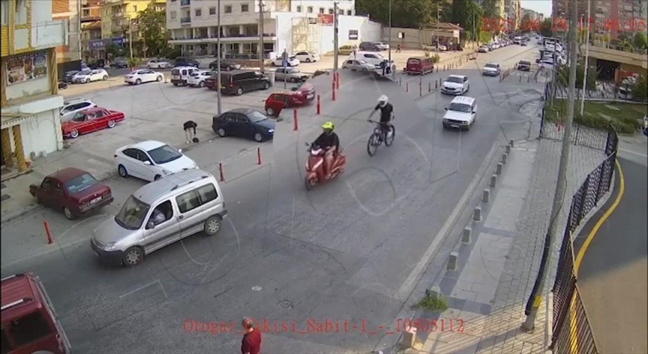 Motosiklete bağladığı iple ana yolda bisikleti çeken sürücü cezasız kalmadı