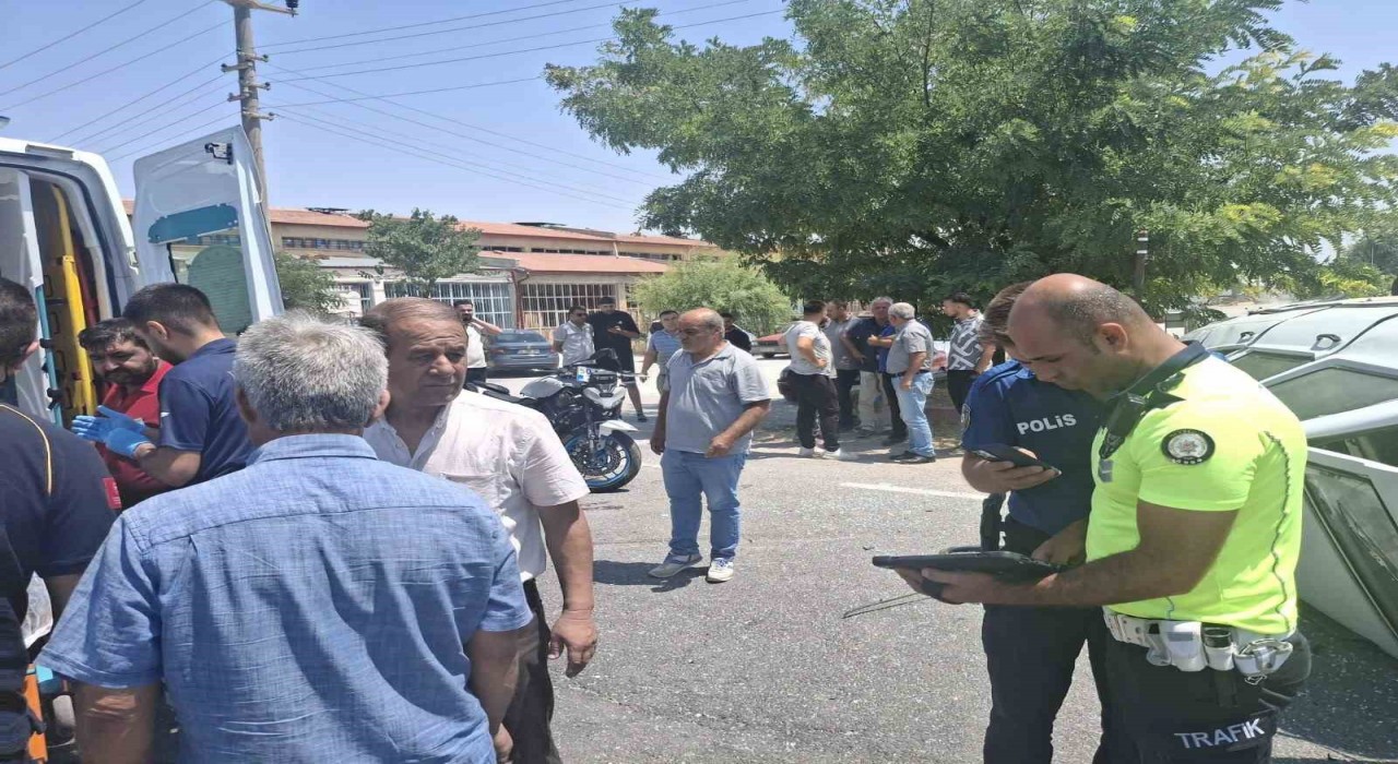 Motosikletin çarptığı otomobil devrildi: 1i ağır, 3 yaralı