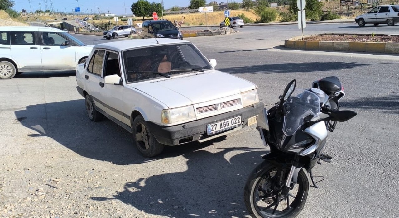 Motosikletle otomobil çarpıştı: 2 yaralı