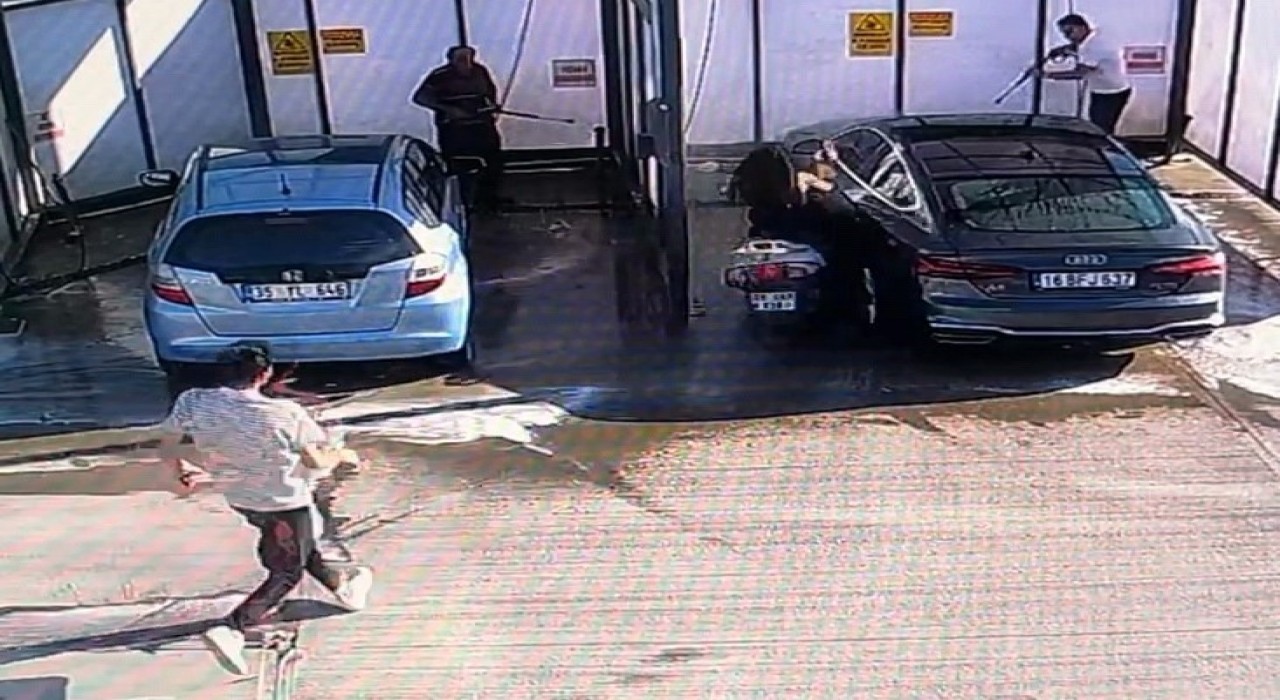 Motosikletli genç kız benzinlikte yıkanan otomobile çarptı: Yakıt istasyonundaki kaza kamerada