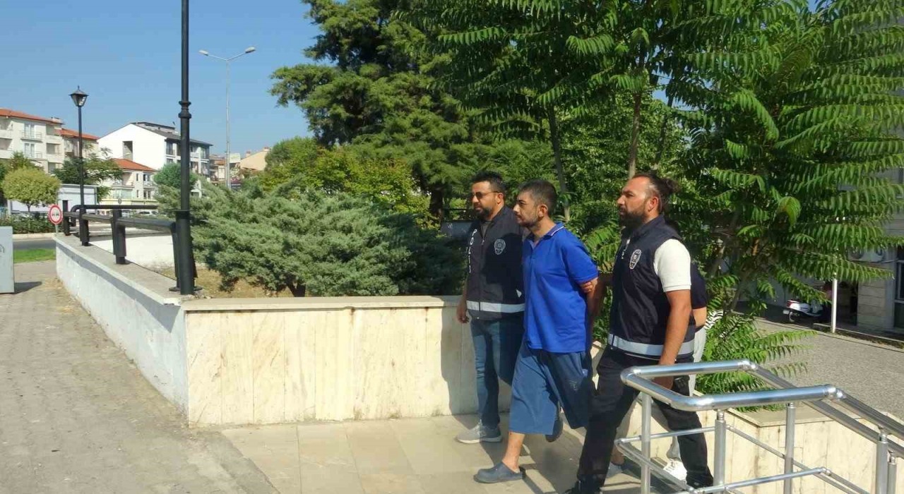 Muğlada polis araçlarına zarar veren şahıs tutuklandı