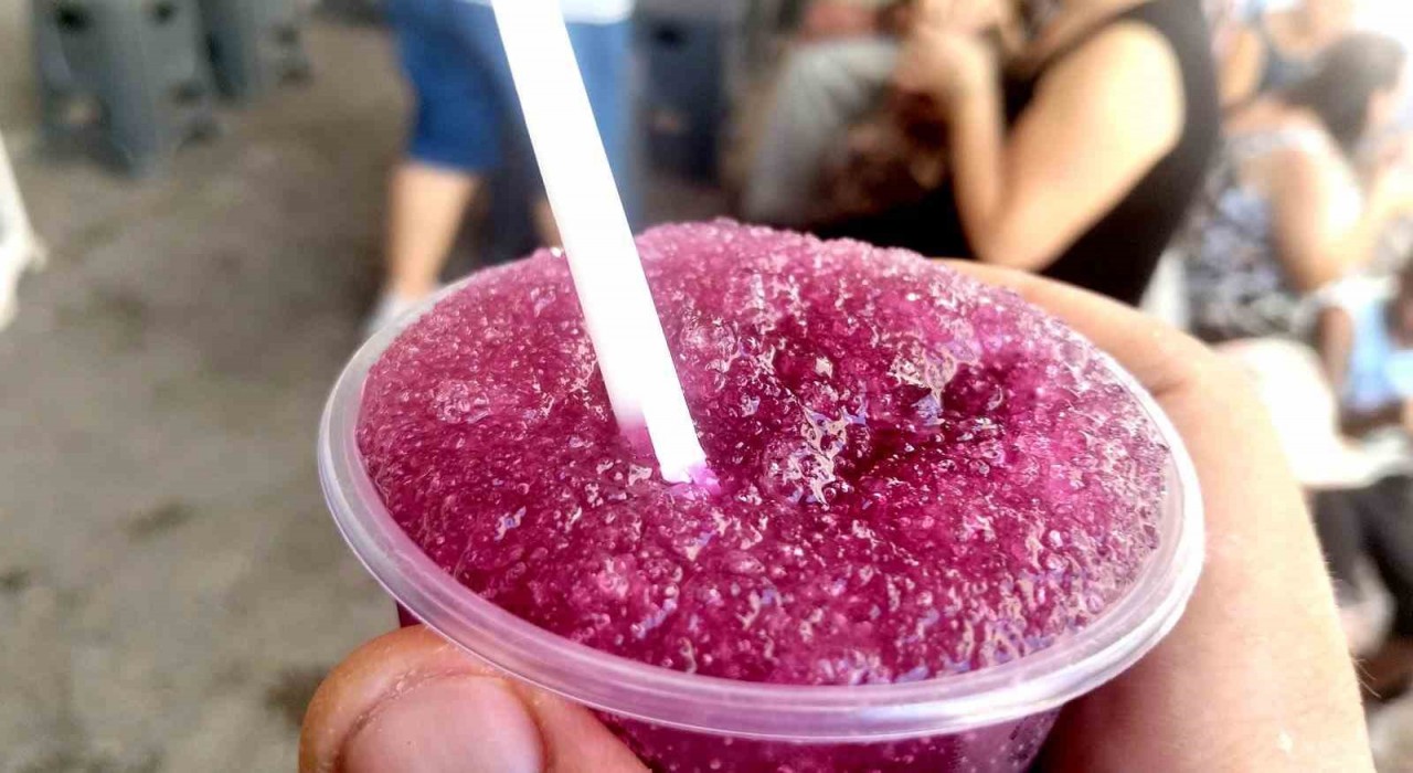 Muğlada sıcaktan bunalan vatandaşlar kar helvasıyla serinliyor