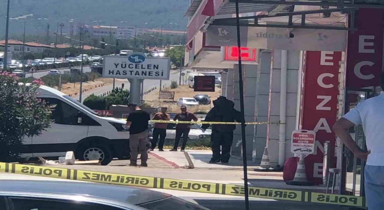 Muğlada yol kenarında bulunan 2 valiz paniğe neden oldu