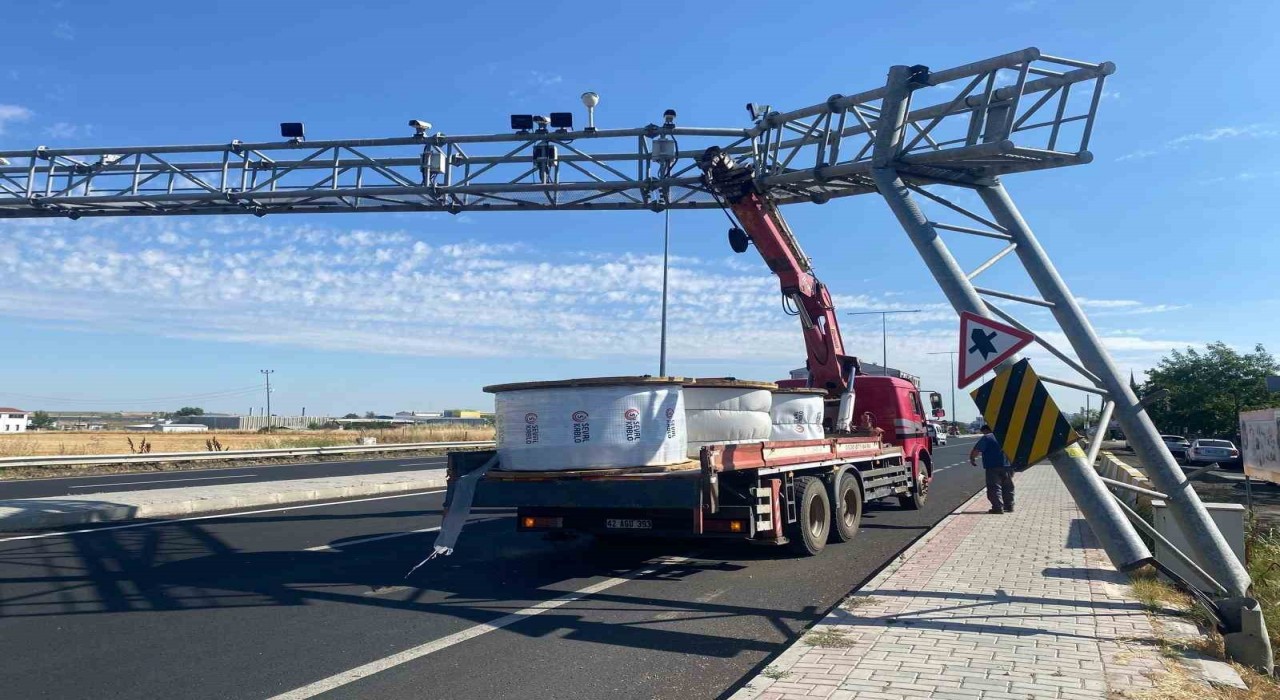 Muratlıda vinç otoyol plaka tanıma sitemi direğine çarptı