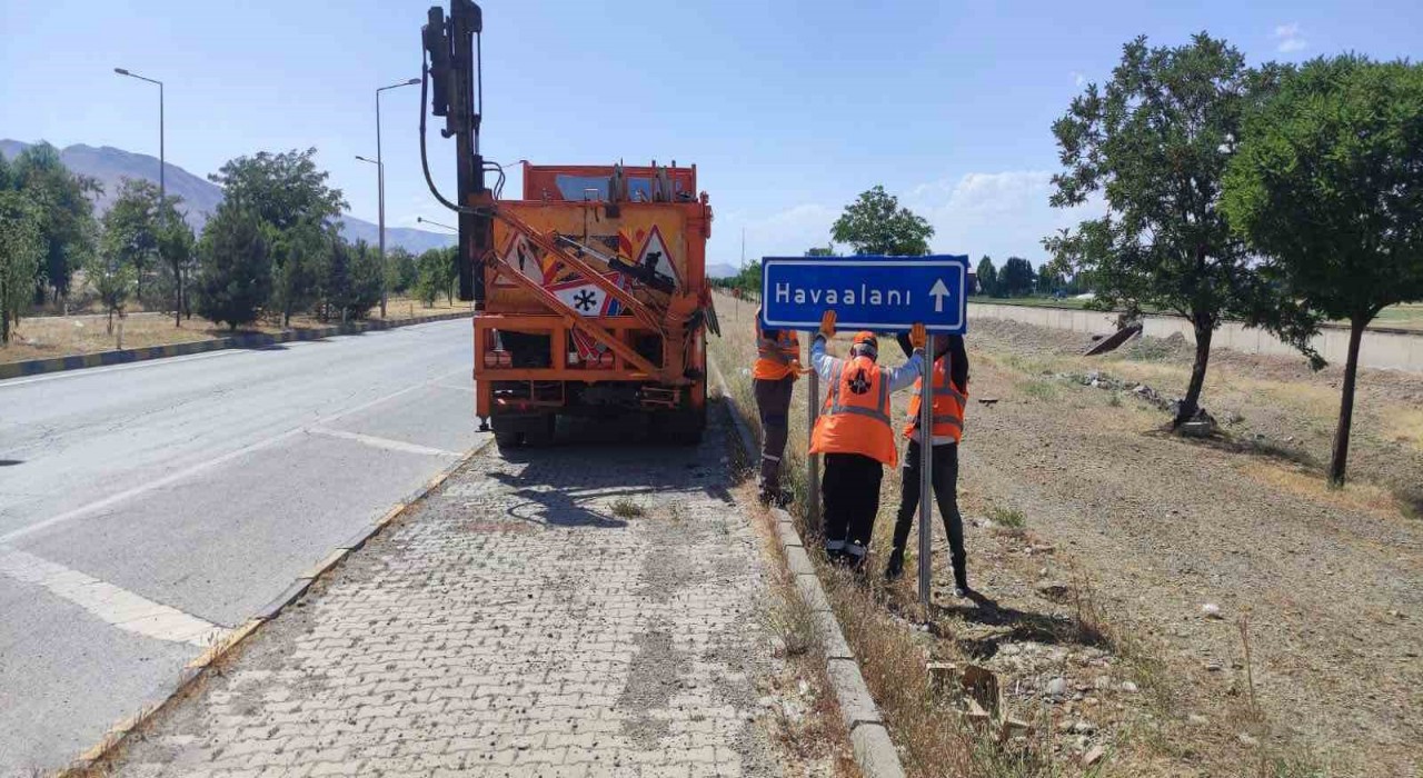 Muş-Havalimanı yolu, yol çalışması nedeniyle trafiğe kapatıldı