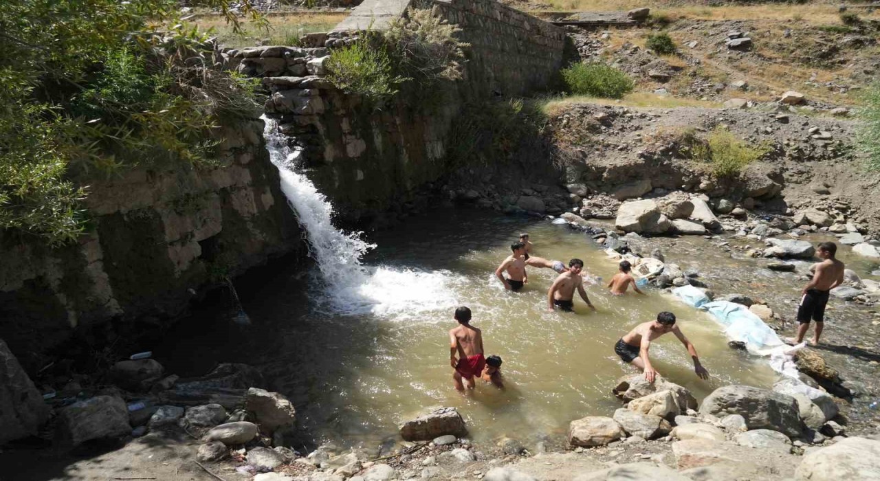 Muşlu çocuklar Çar Çayında serinliyor