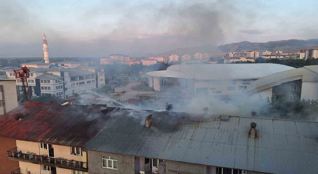 Muşta çatı yangını paniğe neden oldu