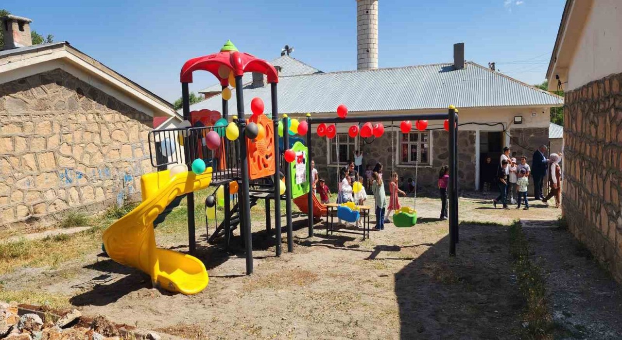 Muşta köye şehit Öğretmen Necmettin Yılmaz adına oyun parkı yapıldı