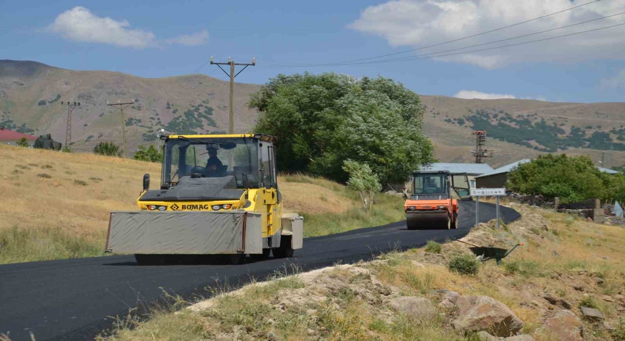 Muşta sıcak asfalt mesaisi