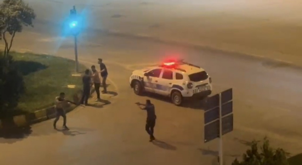 Muşta silahlı ve sopalı kavga kamerada: Polis havaya ateş açtı