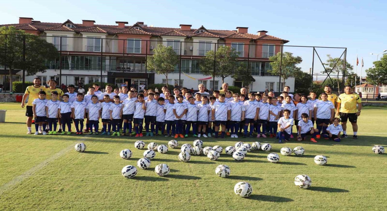Nazilli Belediyesi Yaz Futbol Okulu faaliyete başladı