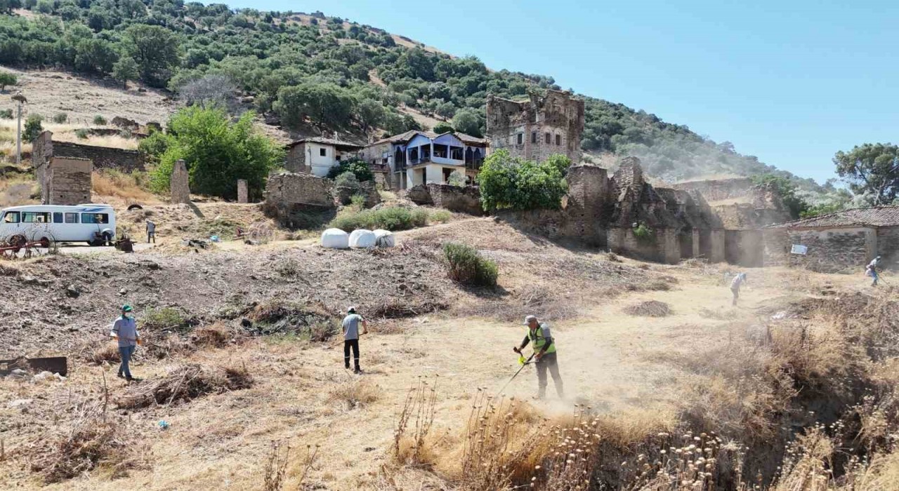 Nazilli Belediyesinden Arpaz Kalesinde temizlik çalışması