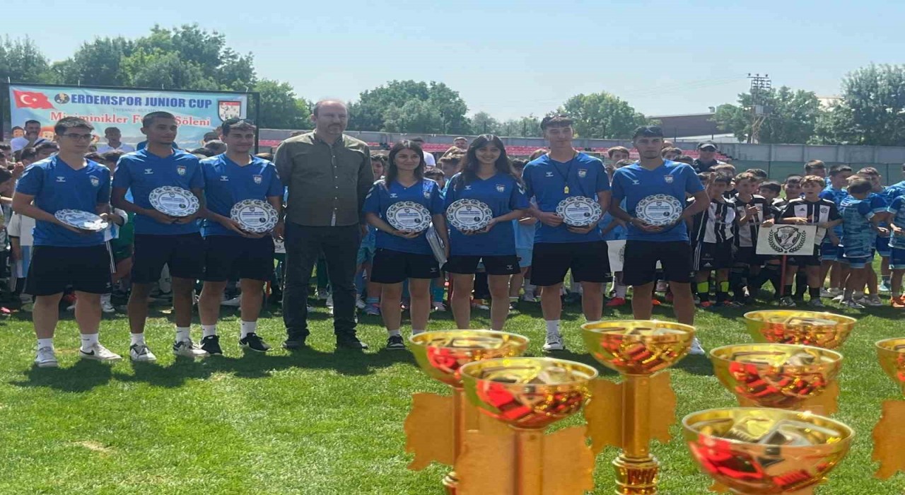 Nejat Tülek Junior CUP futbol turnuvası ödül töreniyle son buldu