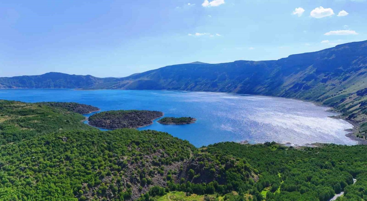 Nemrut Kalderasının doğal güzelliği havadan görüntülendi