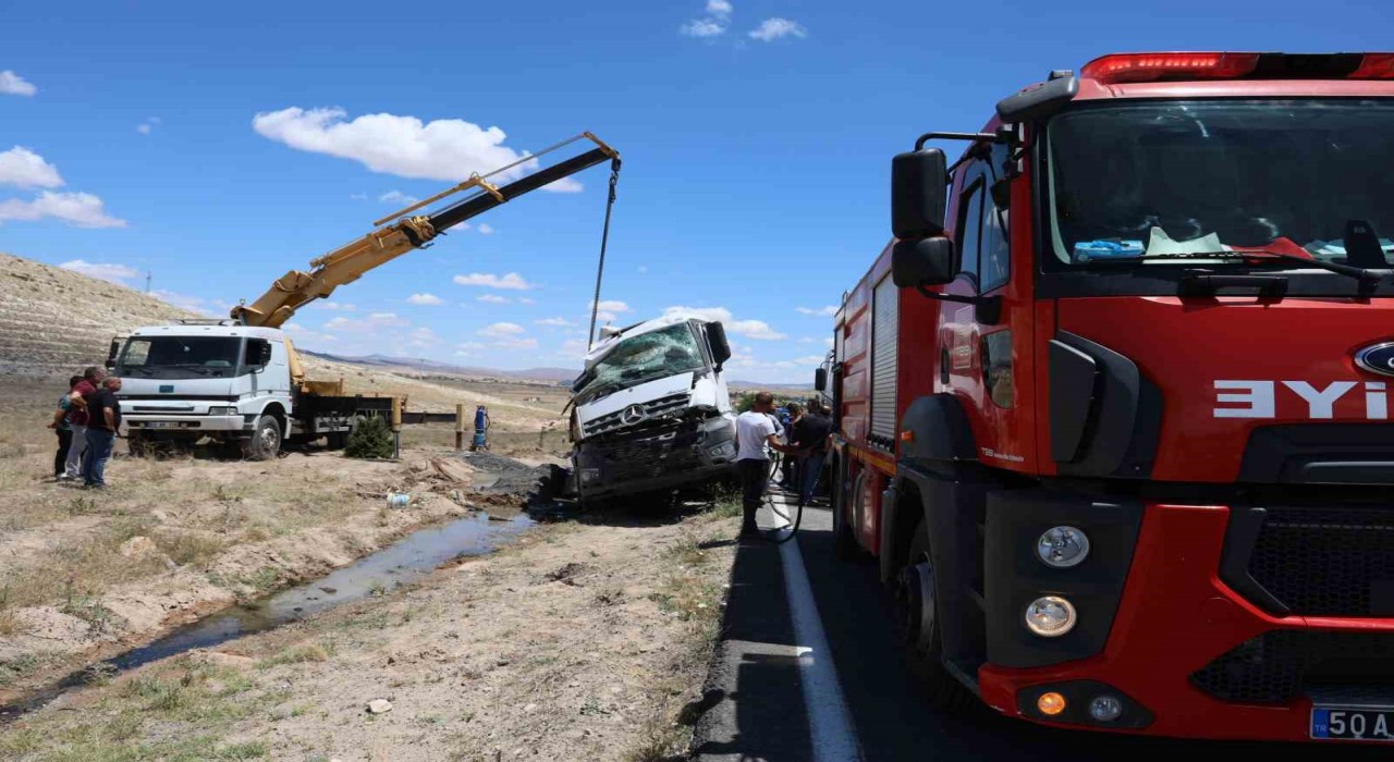 Nevşehirde beton mikseri devrildi: 1 yaralı