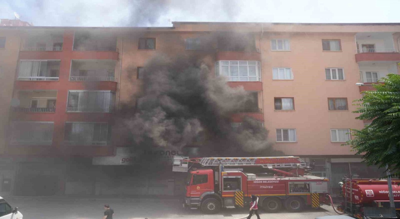 Niğdede iş yeri deposunda yangın