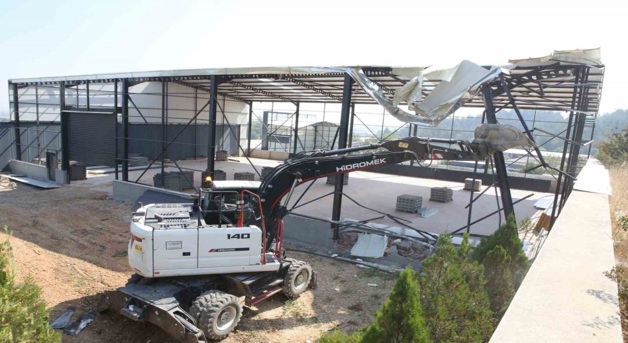 Nilüferde iki kaçak yapı yıkıldı