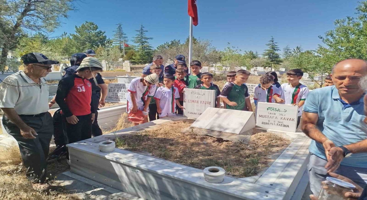 Öğretmen; Çanakkaleden getirdiği toprağı gazilerin mezarlarına bıraktı