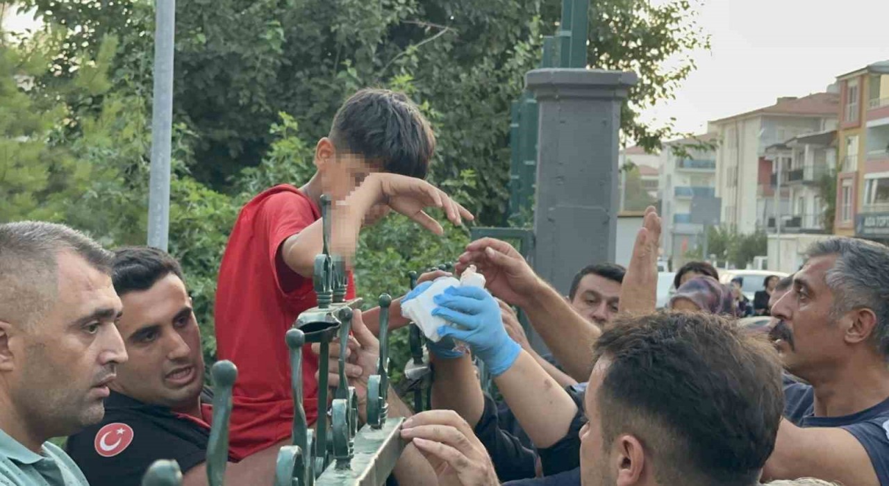 Okul bahçesine girmek isterken koluna demir saplandı, hastaneye demirle kaldırıldı