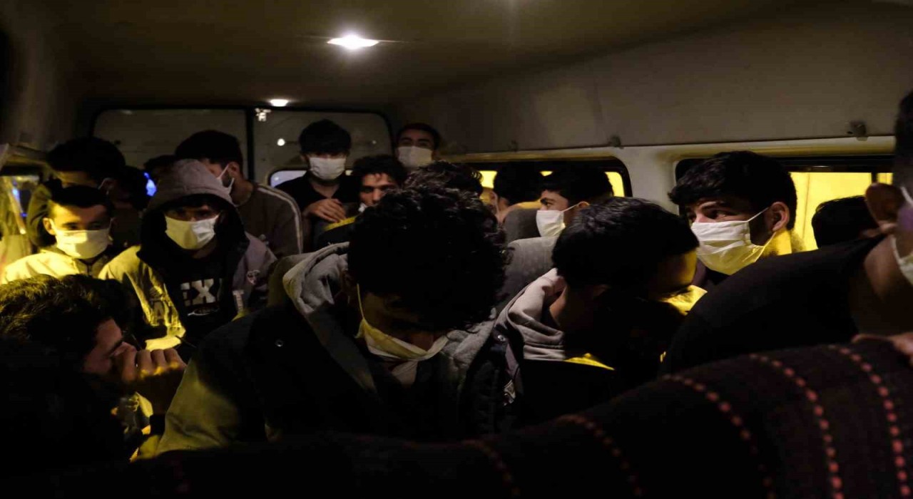 Önden keşif yapmalarına rağmen Erzincan polisini geçemediler: 24 kaçak göçmen 2 organizatör yakalandı