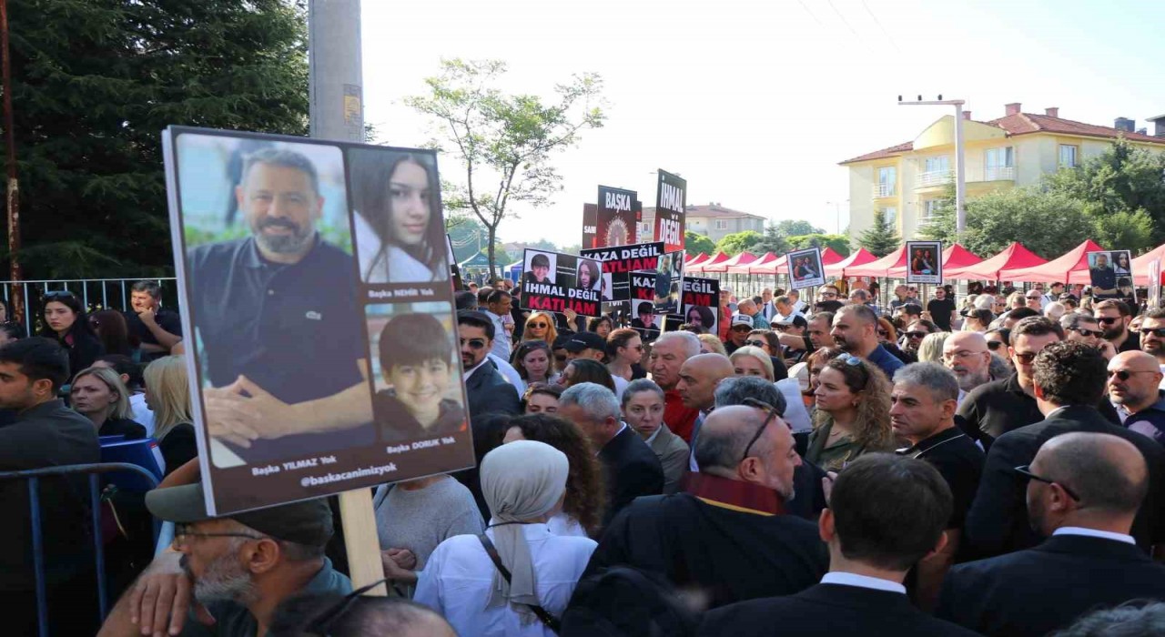 Onlar arabalarını kurtarmaya giderken, bizim canlarımız içeride dumandan boğuluyordu