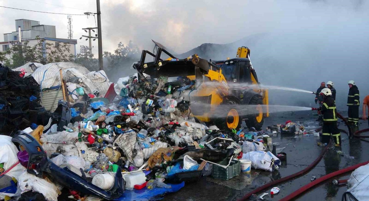 Orduda geri dönüşüm tesisindeki yangın söndürüldü
