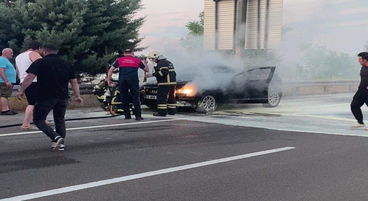 Orduda motor kısmından alev alan araçta maddi hasar meydana geldi