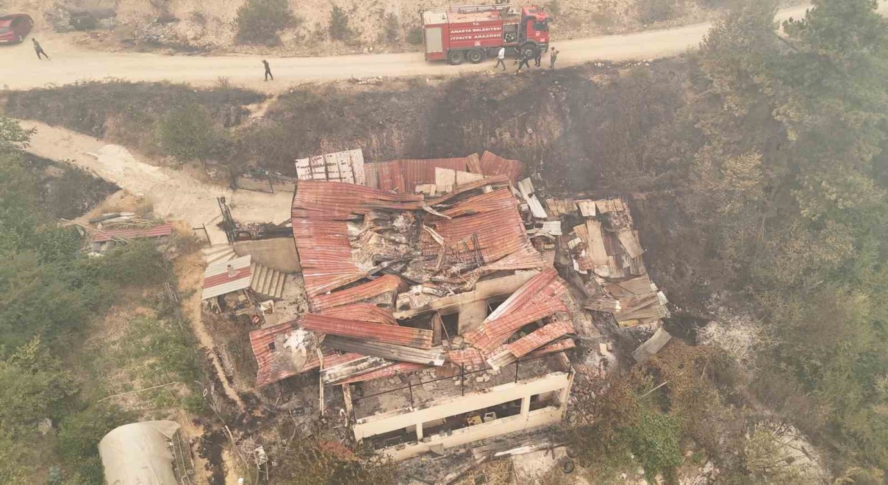 Orman yangınında zarar gören köydeki evler dron ile görüntülendi